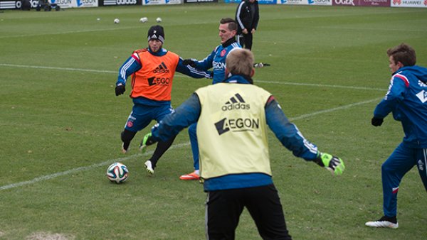 展现了他坚 展现了他坚