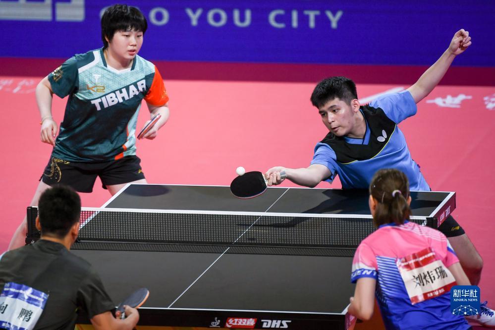 女双坐亚望 女双坐亚望