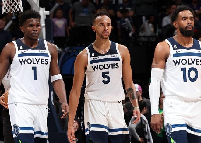 篮网拥抱波 篮网拥抱波